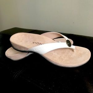 Never worn Vionic Woven Thong Sandals